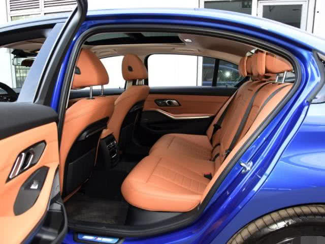 尺寸大涨，直逼宝马5系，车灯比奥迪A4好看