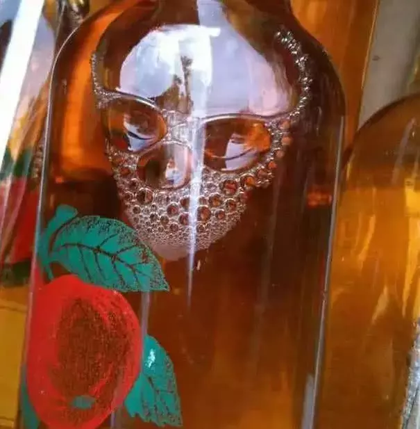 5张让你产生幻觉的错觉图，酒瓶中竟有一个骷髅！