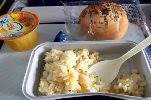 如果乘客多要一份飞机餐，空姐会觉得你穷吗？其实内心是这样想的