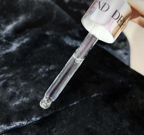 李佳琦随手晒出的平价精华液，没想到遭网友疯抢，被称为平价兰蔻