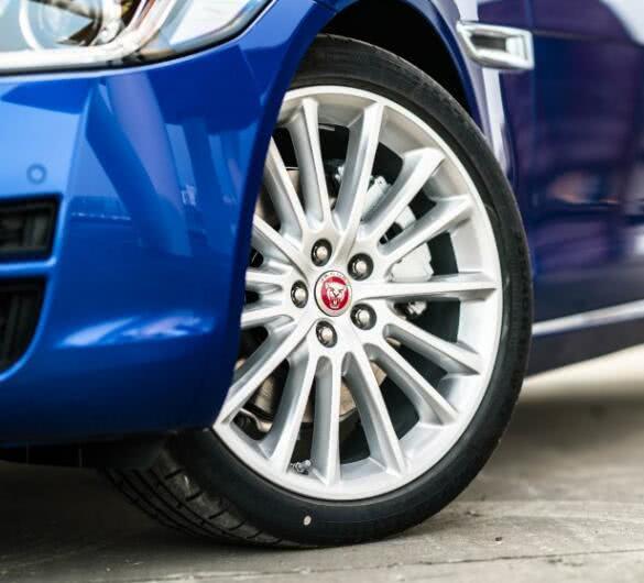 捷豹终于认栽了! 2.0T+8AT比奥迪A4L漂亮, 不足22万