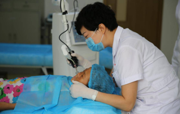 心疼！妈妈“夺”走女儿的脸，女孩渴望可以摘下自己的“面具”