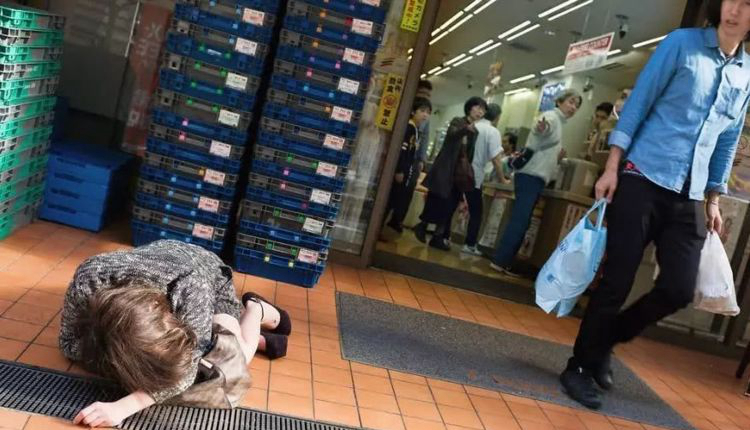 实拍日本街头，年轻人夜晚狂欢，白天街头变成“墓地”
