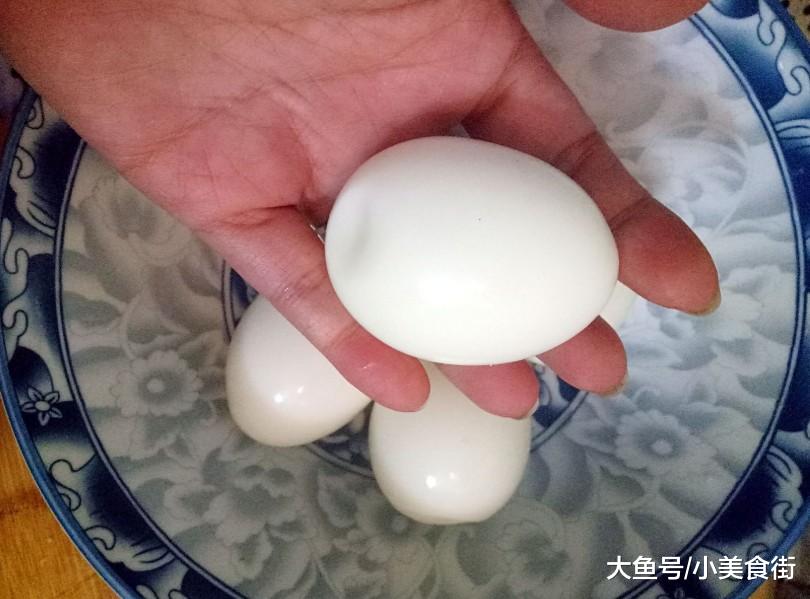 煮鸡蛋时，别直接放水里，学会这样做，鸡蛋营养无细菌，蛋壳一碰就掉