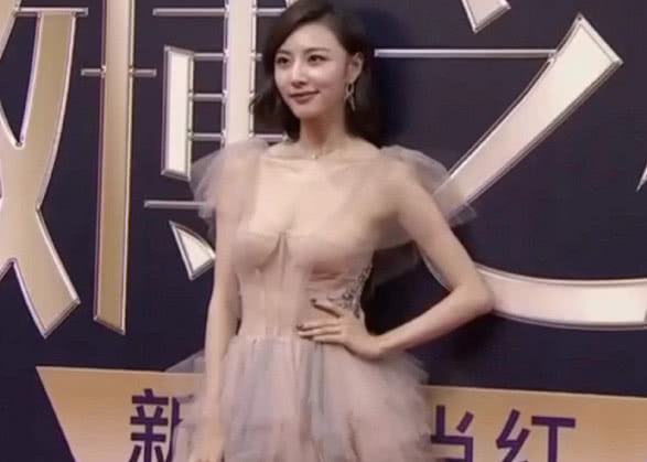 有种“性感”叫陈雅婷的“透视装”，明明一丝不露，看得人心脏砰砰跳
