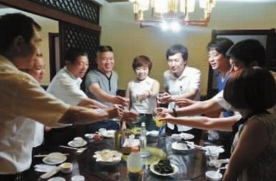 同学聚会有13名女生, 班主任到场后转身离开, 班主任: 完全待不下去！