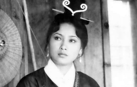 她拍戏替老公还债，却给债主生下两个儿子，今68岁活得精致美丽