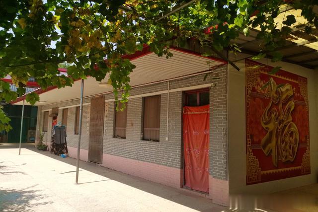 退休夫妻回农村过浪漫生活，40万元改造土窑洞变豪宅，看啥样