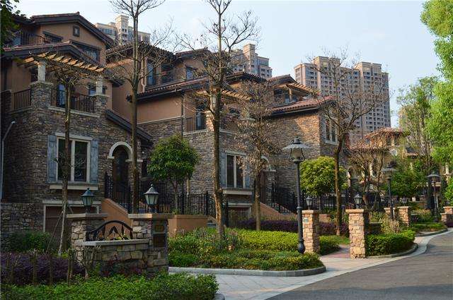 贷款买房时，应该“多交首付”还是“少交首付”？多亏我家没弄错