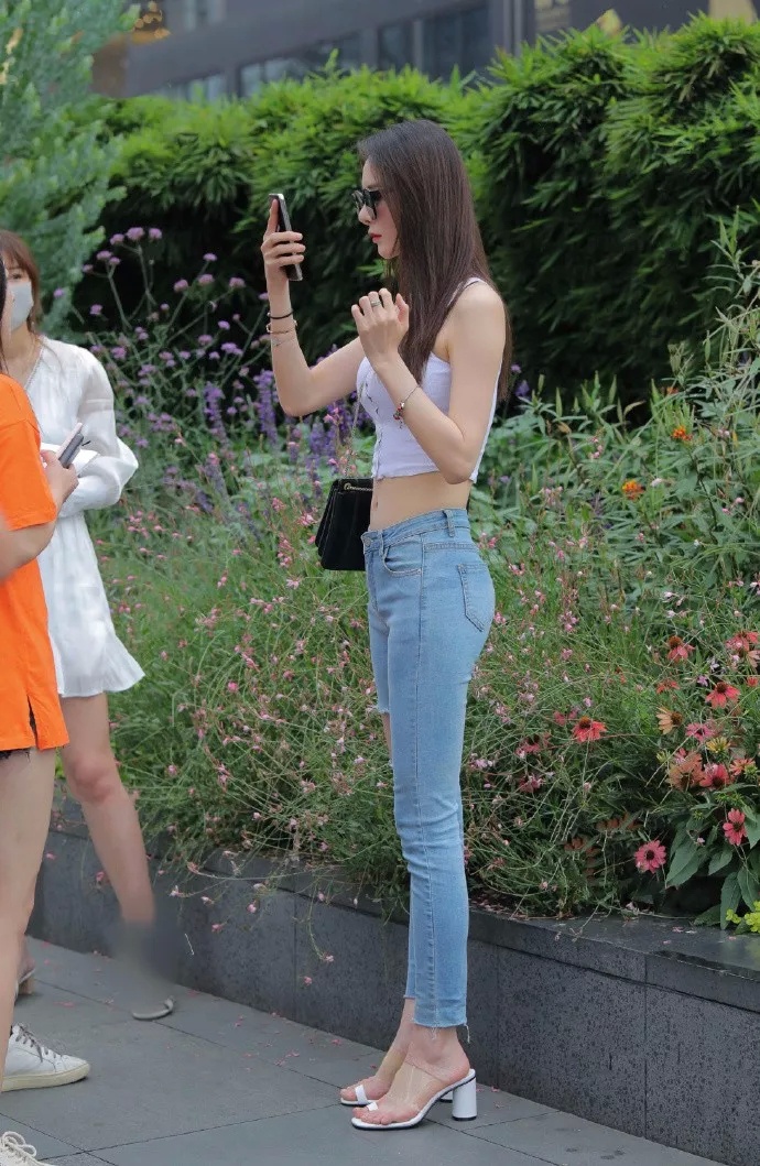 街拍：街头小蛮腰的杀伤力 牛仔裤的搭配就是这样时尚（超清图）