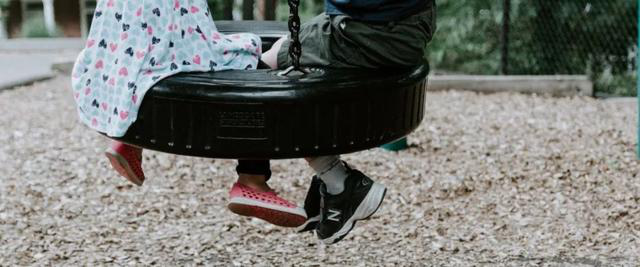 不愿做华人、排斥亚裔朋友，留二代拼命洗白：以黄肤色为耻！