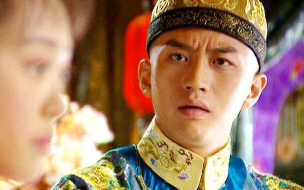 而本剧的主演是邓超,他在剧中饰演少年康熙,幼年继位的他经过渐渐的