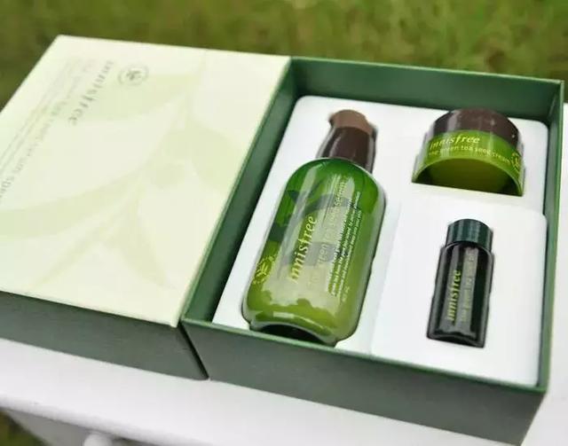 眼影 香港海关突击查获大量大牌高仿化妆品!6间店有755件冒牌货!