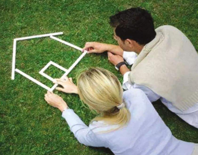 “媳妇，买了房为什么房产证上没有儿子的名字”“问你自己”