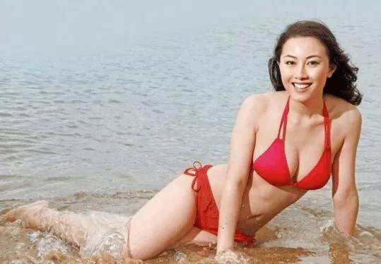 34岁的她因“尤物身材”再次翻红？港媒狂赞：标准版行走的芭比娃娃