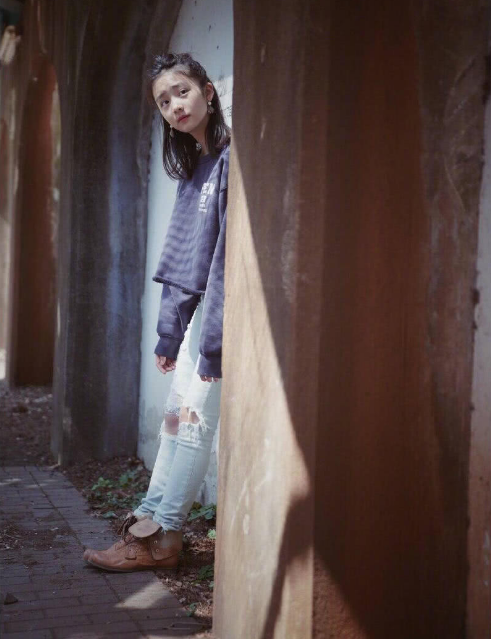 可以穿妈妈的鞋了",看来黄多多脚上穿的这一双棕色的皮鞋是妈妈的鞋子