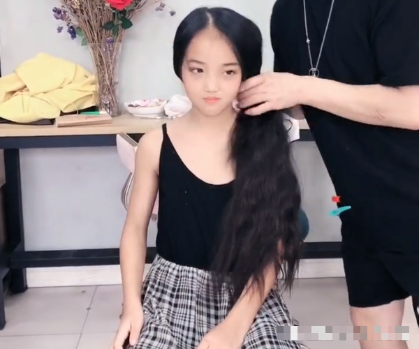 女孩 小学生将长发剪掉后，头发的价值让成年女生羡慕，网友：接受不了