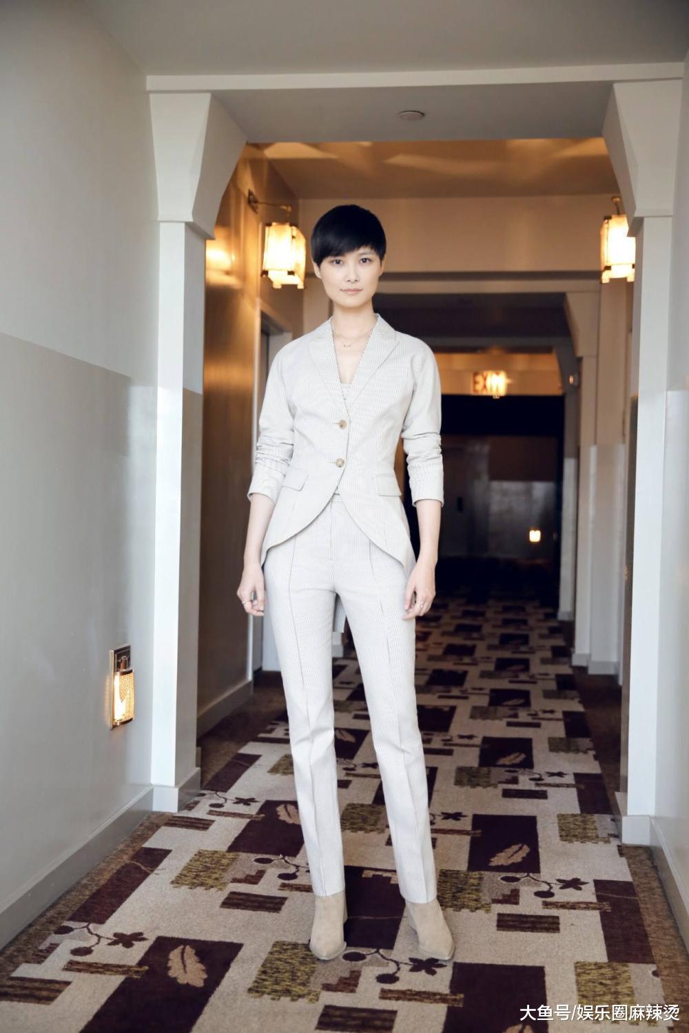 李宇春拜85岁评弹名家赵开生为师 穿红色旗袍很有"女人味"