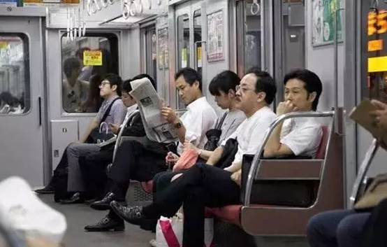 日本人素质那么高，可是在地铁上，为什么很少有年轻人主动让座？