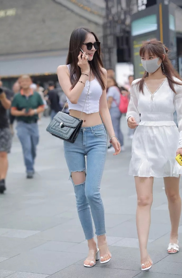 街拍：街头小蛮腰的杀伤力 牛仔裤的搭配就是这样时尚（超清图）