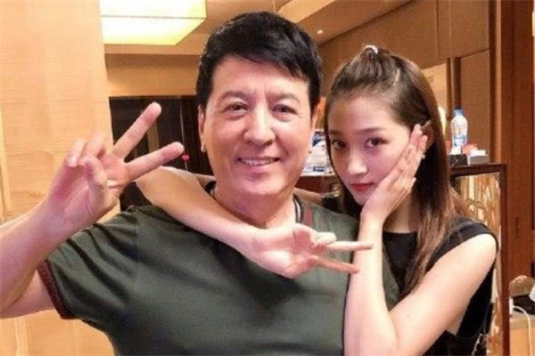 赵丽颖|父女合影，赵丽颖爸爸最帅，古力娜扎爸爸最凶，关晓彤爸爸最年轻
