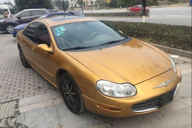 男子3万买到一辆很拉风的跑车，一天到晚往加油站跑