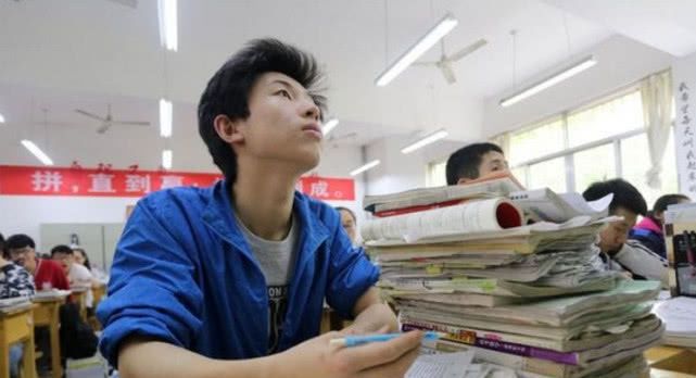 儿子高考302分，家长摆“升学宴”，亲朋：不嫌丢人？