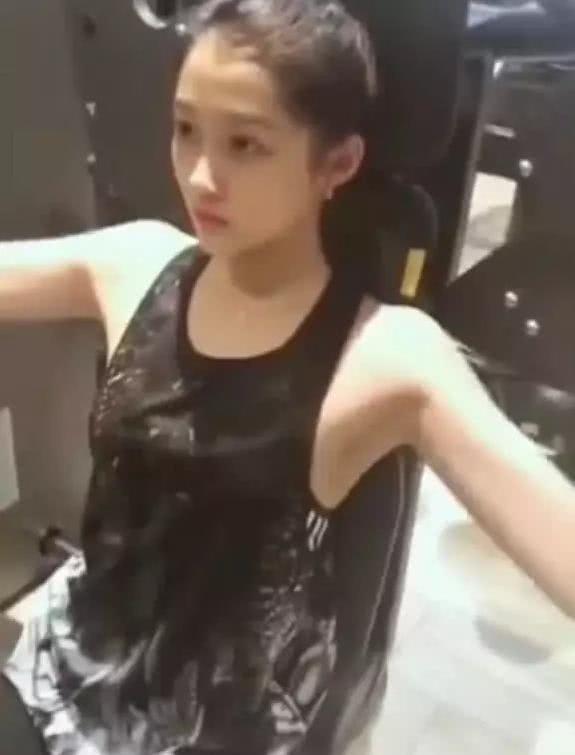 关晓彤健身照被拍，举重的瞬间成焦点，原来鹿晗喜欢这样的！