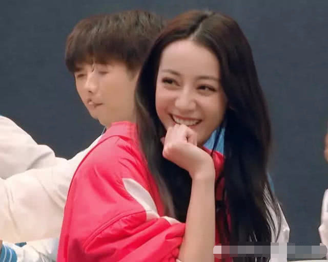 迪丽热巴解锁新坐姿，女生的腿果然不一般，网友直呼沦陷了！