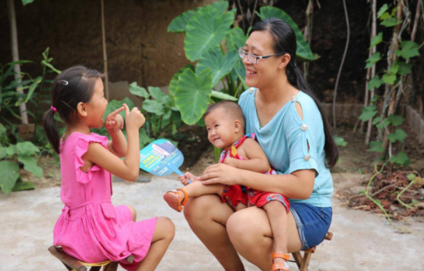 心疼！妈妈“夺”走女儿的脸，女孩渴望可以摘下自己的“面具”