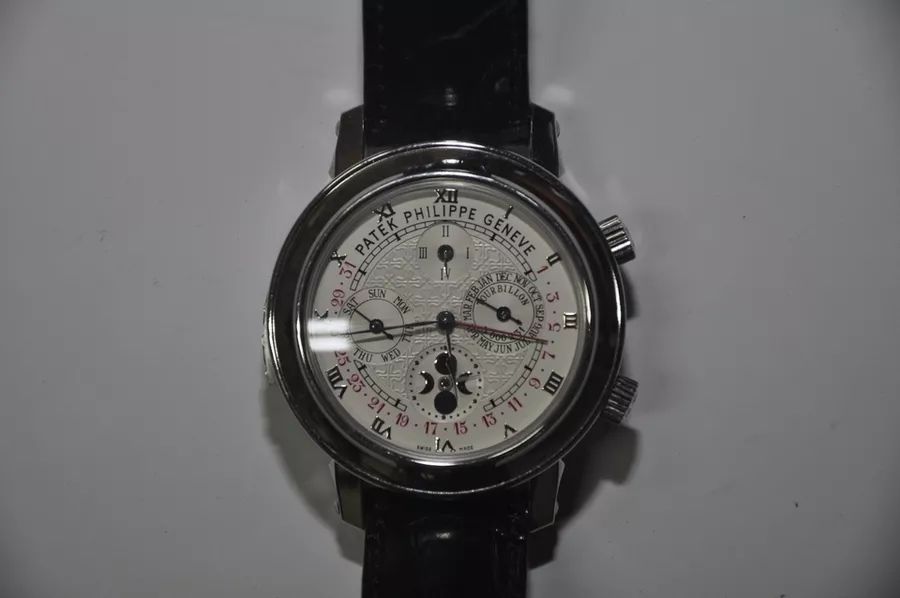 黄杨木 这块贪官的手表，起拍价720万元！5万多人围观