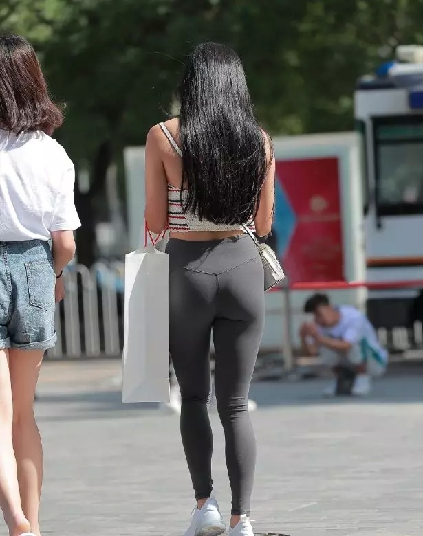 街拍：怪不得那么多小姐姐都喜欢穿健身裤 原来效果这么好！
