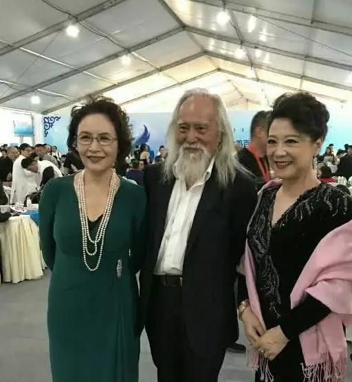 被称为“最帅大爷”，82岁一身肌肉，76岁妻子美腿勾人~