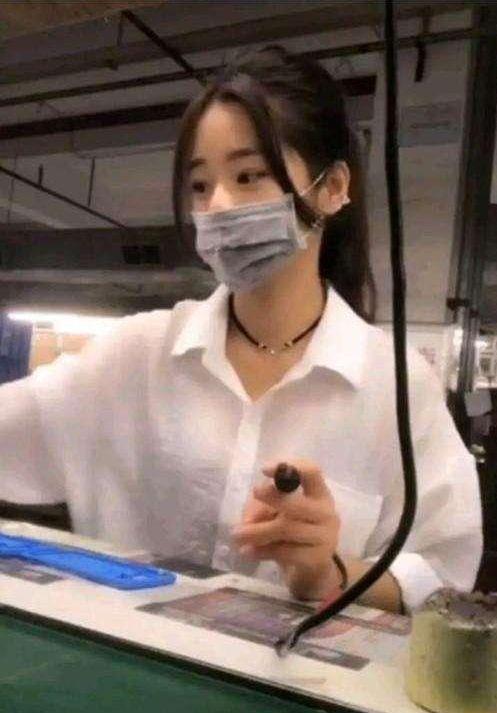 抖音“最美工厂妹”到底长啥样？当摘下口罩后，网友：求求你戴上去吧