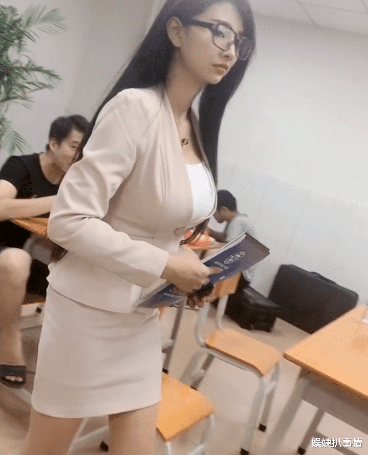 看到如此敬业漂亮的老师,你会喜欢上她吗?