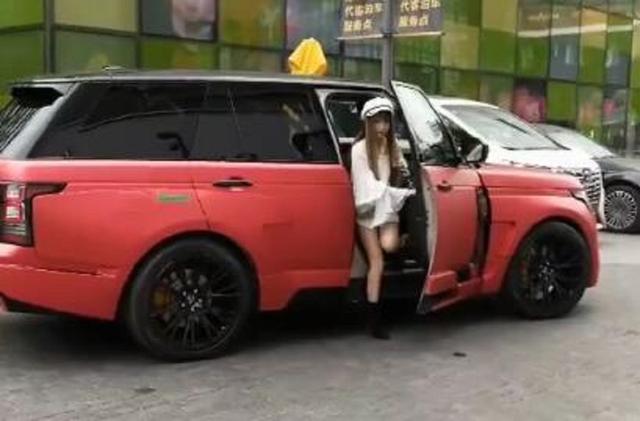 北京偶遇路虎揽胜，下来一位女子，网友：路虎护娇女
