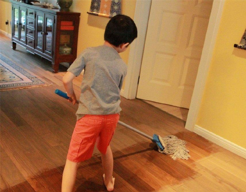 清水拖地，一天三遍也脏？家政老师：水里添些它，持久光亮不落灰