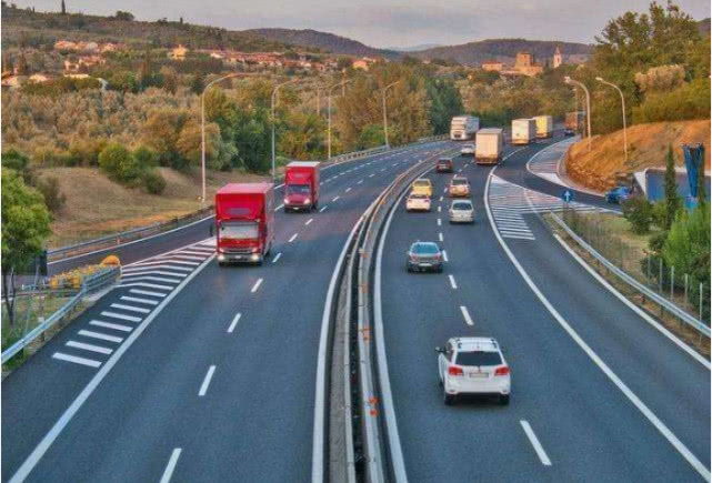 高速溜一圈，SUV和轿车的差距一眼明了，车主：悔断肠！