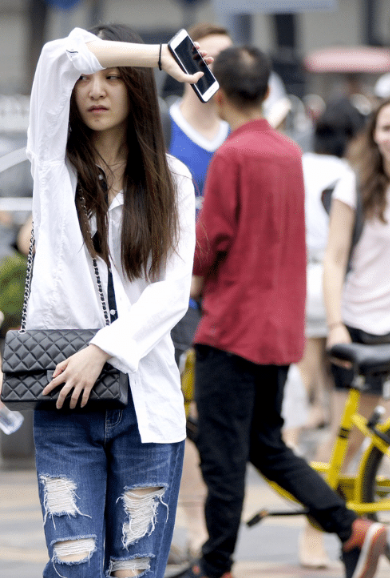 街拍：小姐姐把衬衫敞开来穿，只扣1个扣子，将普通衬衫穿出时髦