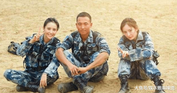 《真正男子汉》王威晒工作照,依旧帅气,网友:学何捷娶个女明星