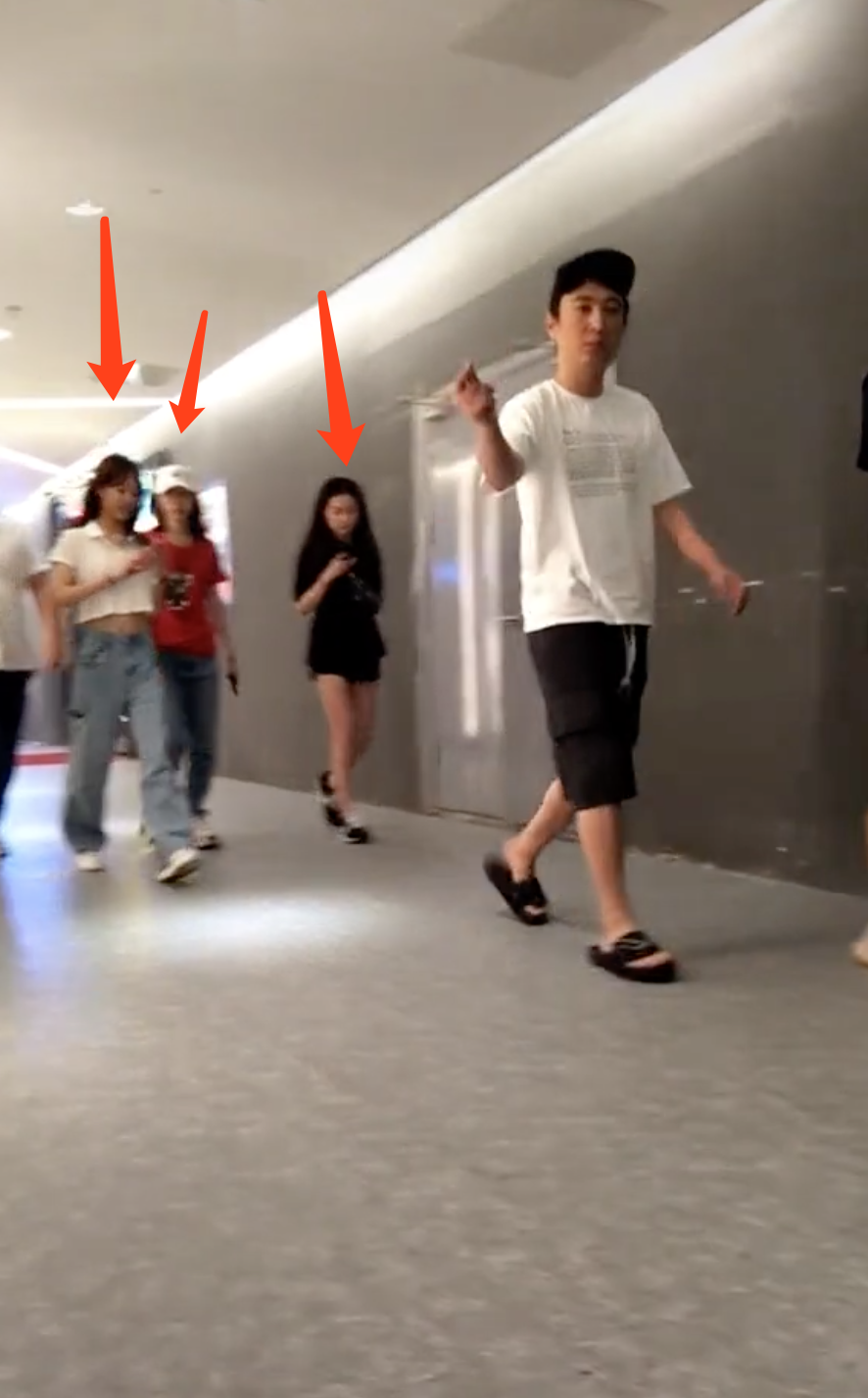 没看上的？网友偶遇“王思聪穿拖鞋”带三位美女同行，不让拍照脸色不好