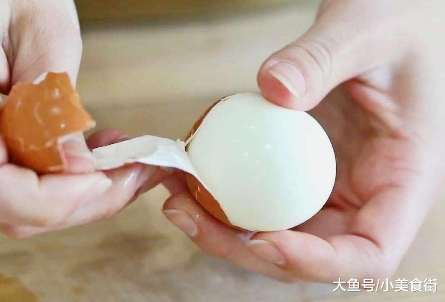 煮鸡蛋时，别直接放水里，学会这样做，鸡蛋营养无细菌，蛋壳一碰就掉