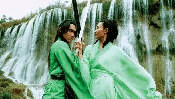 对于霸气修长的汉代长剑, 古人都是怎么佩戴才能让自己更迅速拔出剑?