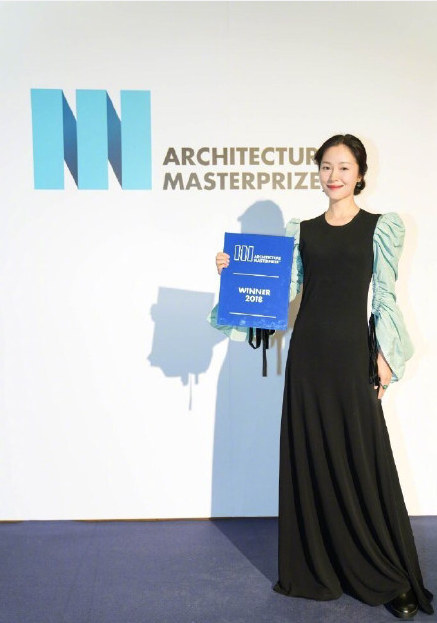 江一燕获奖别墅长啥样？客厅中间有鱼池养鱼，却面临“蹭奖”风波