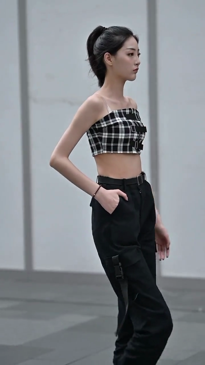 气场大就是自信，大爷都忍不住多看了一眼！