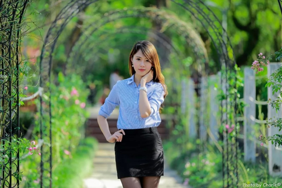 时尚摄影：绿色密林中 不同的性感色系的小姐姐（超高清）