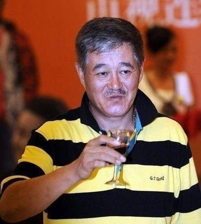 李冰冰|堪称“酒鬼”的10位明星，李冰冰90秒喝瓶白酒，他靠喝酒赢辆车