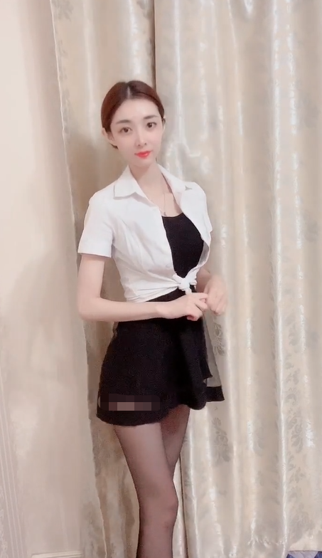 黑色连衣裙室内拍摄，时尚气息扑面而来