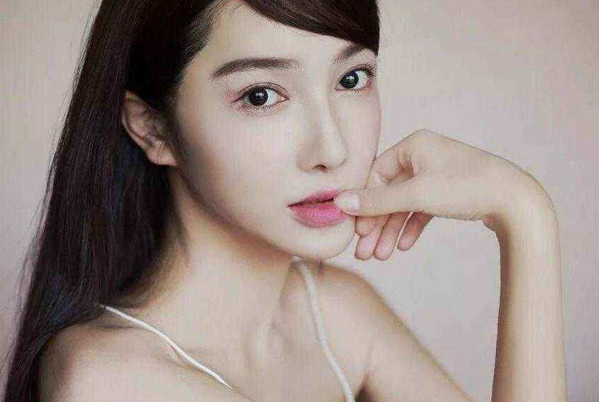 因饰演青蛇走红，却早早失去生命，被警方发现时一丝不挂