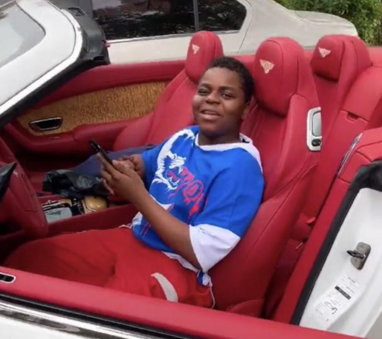 吴京干儿子膨胀了？开敞篷宾利逛街，网友：吴京改变了他的命运